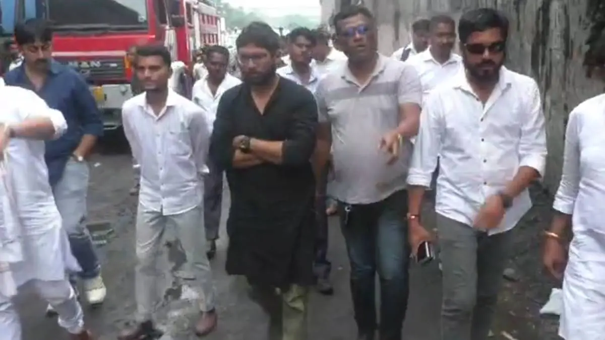 surat-news-congress-leader-jignesh-mewani-visit-santosh-dying-mill-after-blast-incident-596273