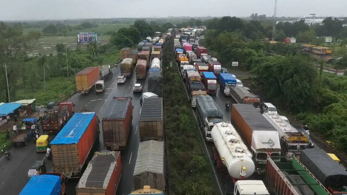 vadodara-news-15km-long-traffic-jam-on-ahmedabad-mumbai-national-highway-597392