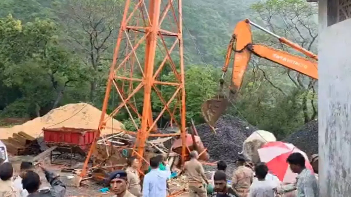 panchmahal-news-goods-ropeway-cable-break-in-pavagadh-hill-6-dead-598559