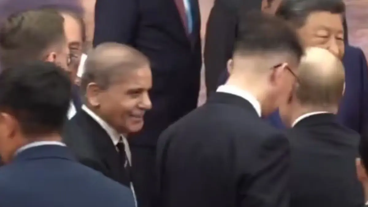 shahbaz-handshake-video-pakistan-pm-jumped-to-shake-hands-with-putin-a-unique-sight-was-seen-after-the-photo-session-at-the-sco-summit-595565
