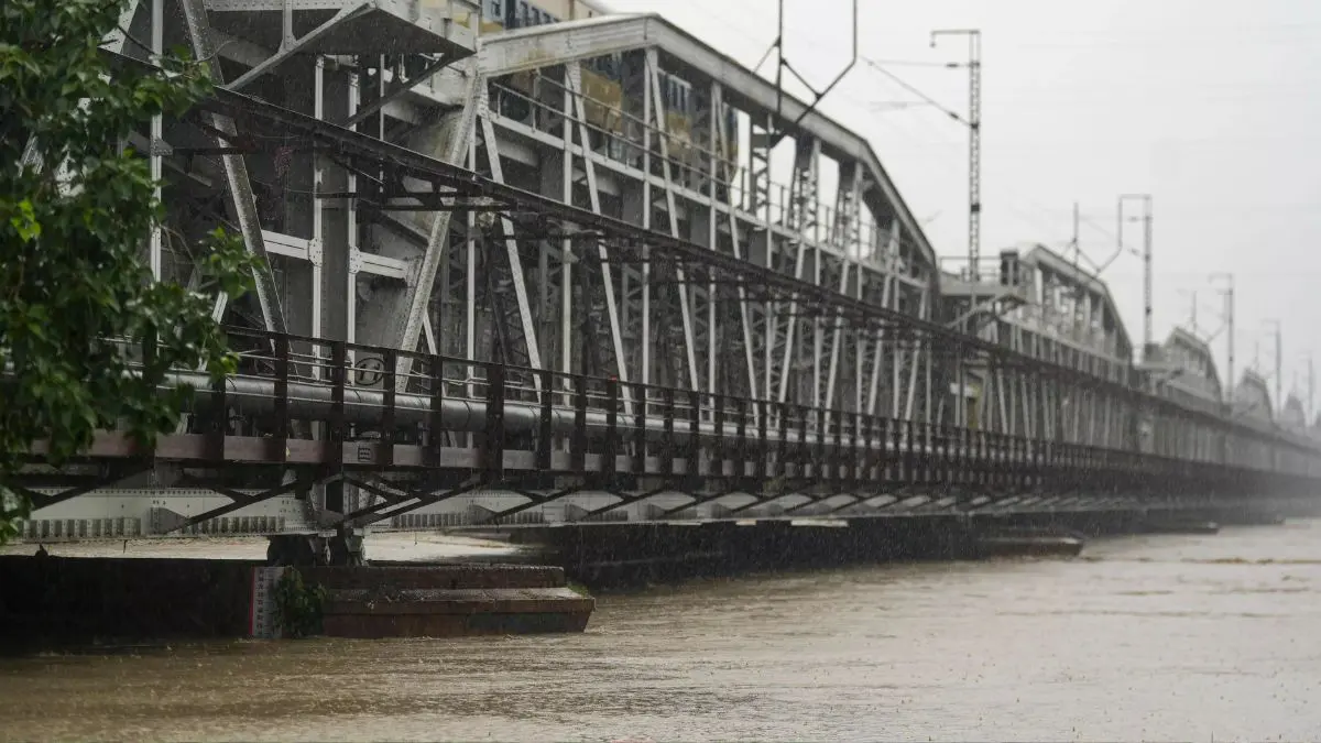 for-the-fifth-time-since-1963-the-water-level-of-yamuna-river-in-delhi-crossed-207-meters-funerals-were-stopped-as-water-entered-nigambodh-crematorium-596867
