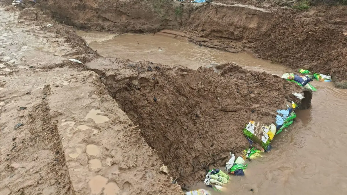 gandhinagar-news-nani-machhang-village-road-washed-away-due-to-heavy-rains-599042