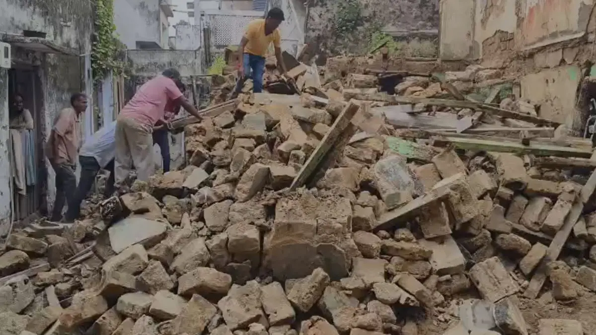 junagadh-news-grandfather-and-grandson-die-in-dilapidated-house-collapse-in-mangrol-597271