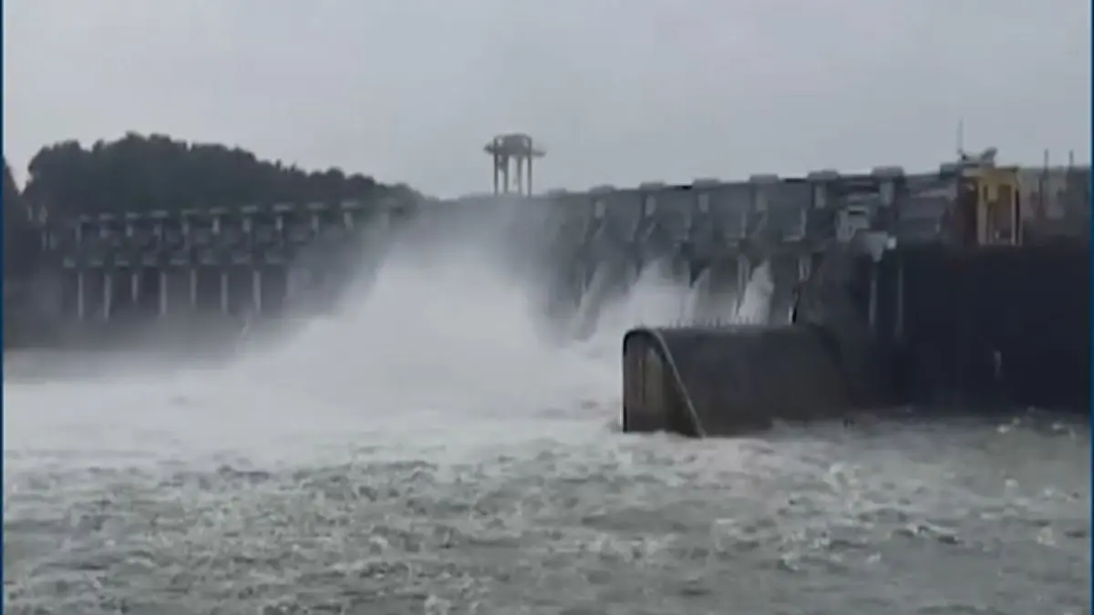 mahisagar-news-kadana-dam-water-level-rises-6-gates-opened-villages-in-mahisagar-panchmahal-on-alert-595330