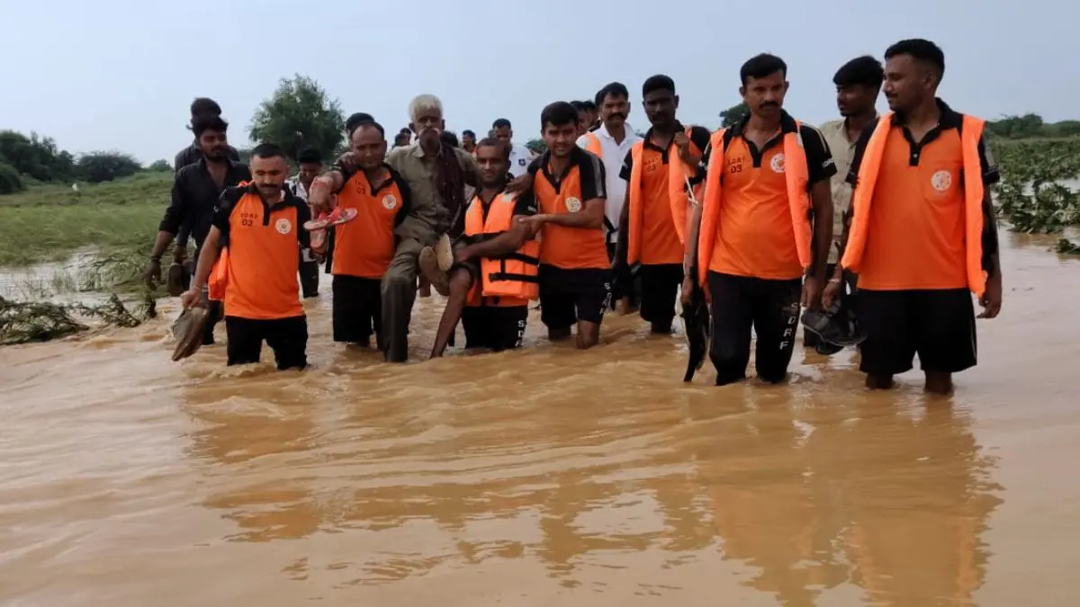 bhuj-news-kutch-flood-rescue-sdrf-team-saves-four-farm-laborers-near-gagodar-600243