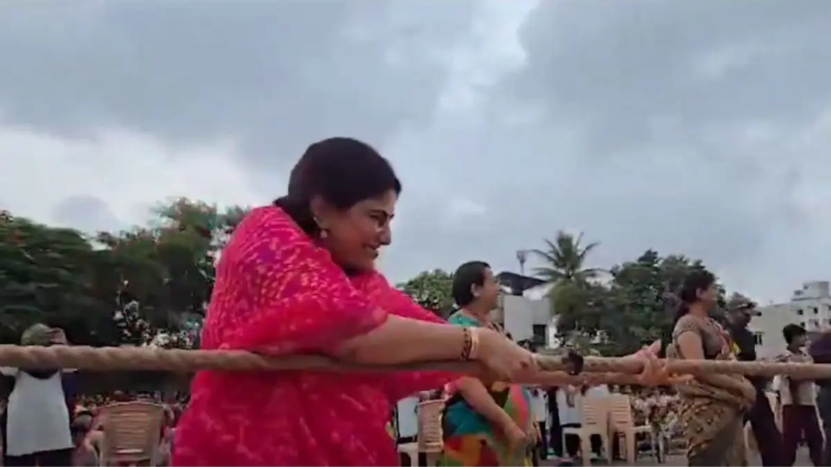 mla-rivaba-jadeja-participates-in-tug-of-war-with-students-on-jamnagars-national-sports-day-596240