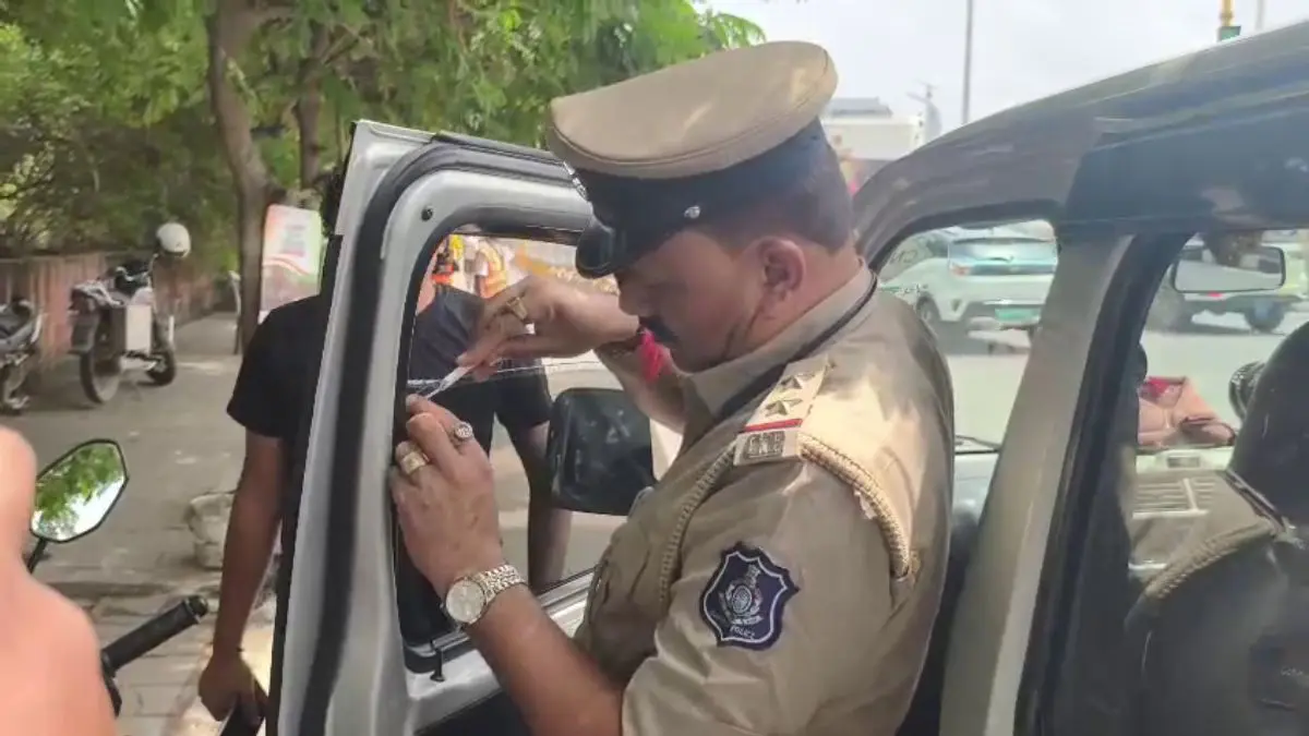 surat-police-special-drive-strict-action-against-vehicles-without-number-plates-black-glass-596688