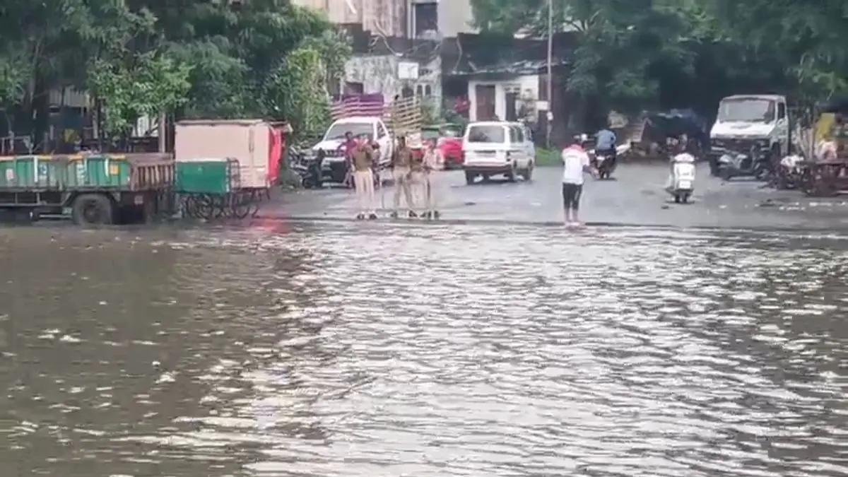 surat-weather-alert-heavy-rain-predicted-police-urge-safety-during-ganesh-visarjan-597897
