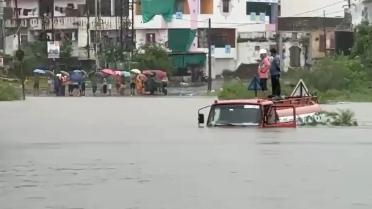 vadodara-news-fire-brigade-saves-driver-and-cleaner-from-truck-stuck-in-jambuva-floodwaters-598872