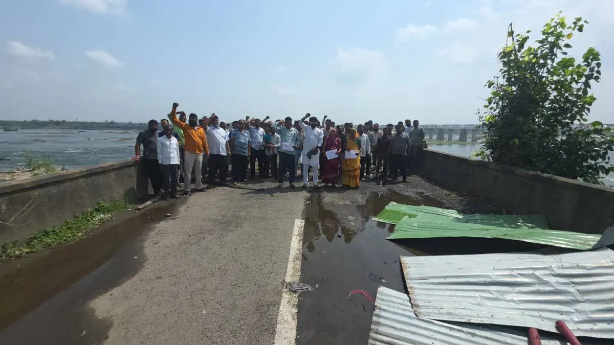 kheda-news-sarpanch-of-5-villages-on-fasting-protest-over-bridge-on-mahisagar-river-616320