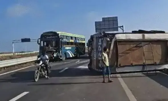 Patan: હારીજ-ચાણસ્મા હાઈવે પર મોપેડ સવારને બચાવવા જતાં લક્ઝરી બસ પલટી, બે મુસાફરોના મોત