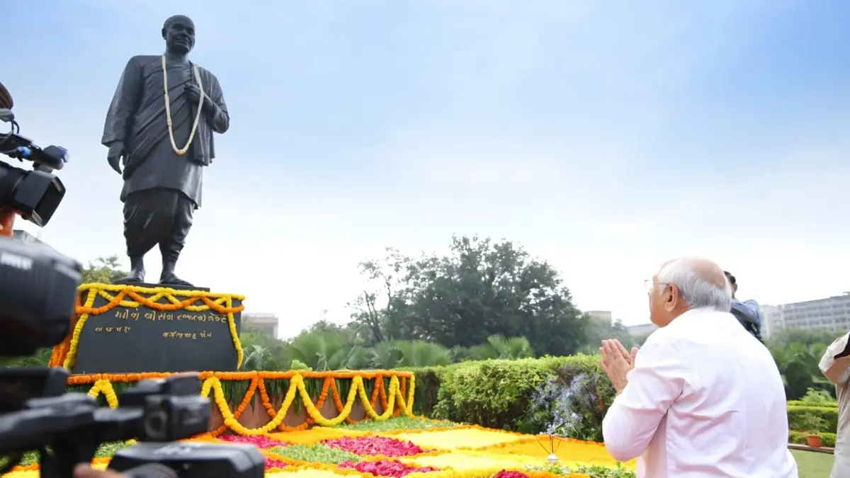 gandhinagar-gujarat-assembly-pays-floral-tribute-on-sardar-vallabhbhai-patels-150th-birth-anniversary-629798