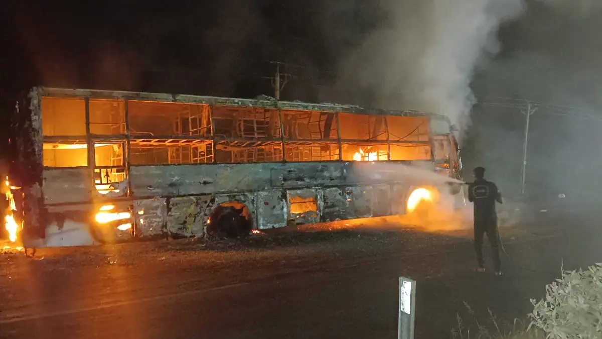 kutch-fire-in-ac-volvo-bus-near-surajbari-toll-booth-18-passengers-rescued-due-to-drivers-alertness-623540