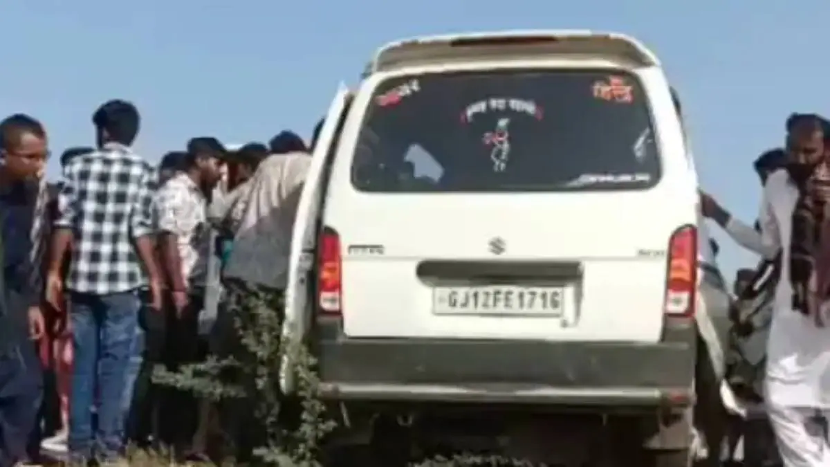 kutch-news-luxury-bus-and-eeco-car-collison-2-killed-near-lunia-phatak-623934