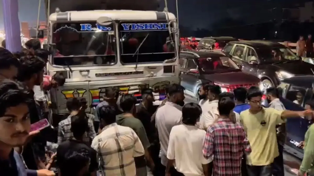 vadodara-accident-truck-hits-moped-young-man-died-on-his-birthday-on-akota-dandiya-bazar-bridge-623659