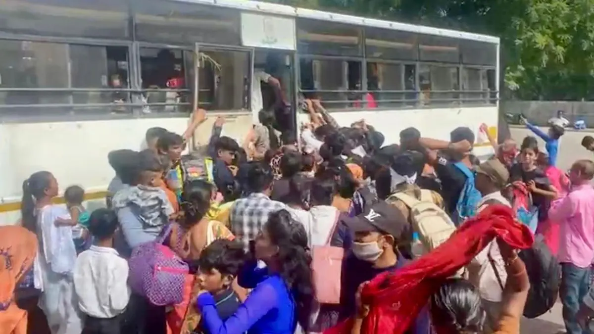 diwali-2025-heavy-rush-at-vadodara-bus-station-chaos-as-thousands-head-home-623666