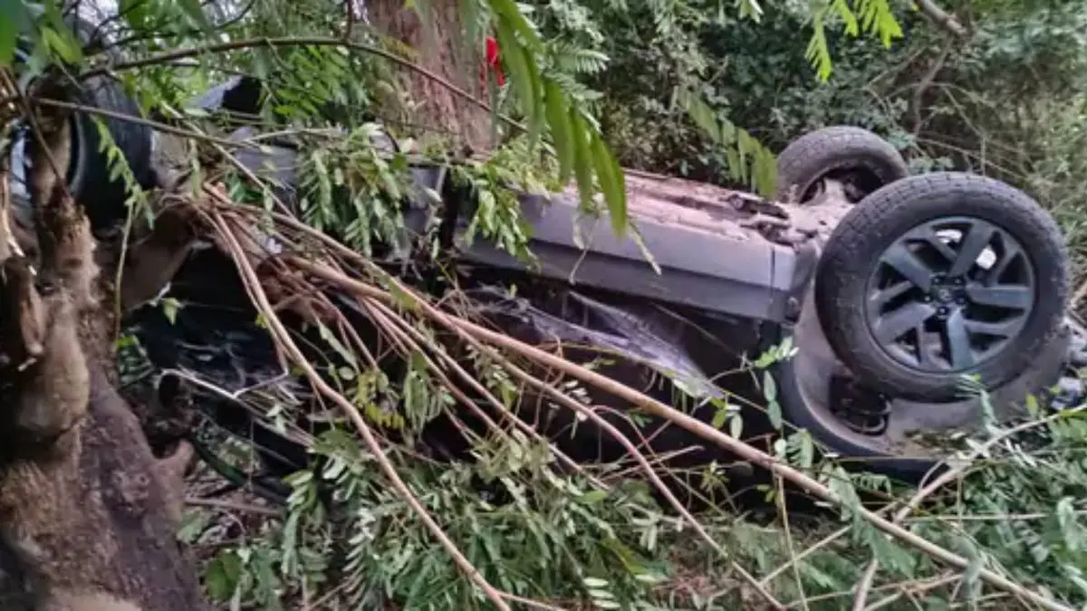 sabarkantha-news-3-killed-car-turn-turtle-on-shamlaji-himmatnagar-highway-645713