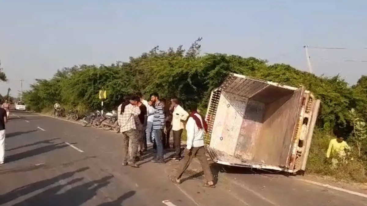 amreli-news-bolero-pickup-turn-turtle-at-savarkundla-woman-killed-646873