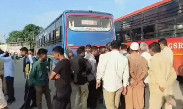 પાલનપુર એસ.ટી સ્ટેન્ડમાં મુસાફરનો આપઘાતનો પ્રયાસ, બસમાં પોતે પહેરેલી ટી-શર્ટ વડે ગળે ફાંસો ખાવા જતાં પોલીસે પકડી પાડ્યો