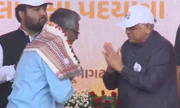 જૂનાગઢમાં સરદાર@150 યુનિટી માર્ચનું પ્રસ્થાન, આરઝી હકુમતના સ્વાતંત્ર્ય સેનાનીઓના પરિવારજનોનું શાલ ઓઢાડીને CMએ સન્માન કર્યુ