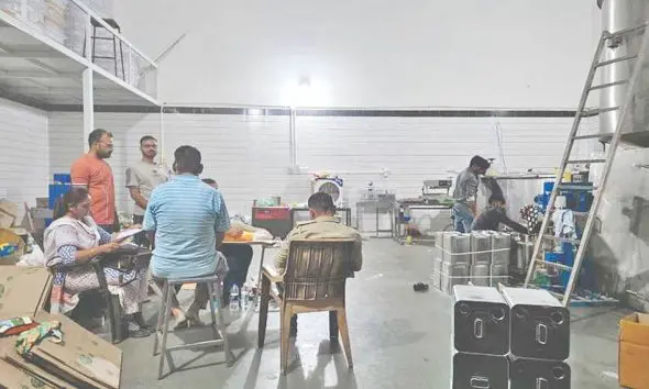 Palanpur: પાલનપુરમાં ફૂડ વિભાગના દરોડા, ડીસાની બે પેઢીમાંથી રૂપિયા 8.98 લાખનો શંકાસ્પદ ઘીનો જથ્થો જપ્ત