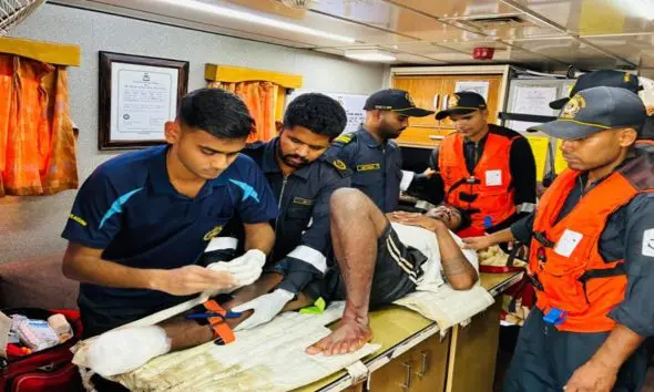 ​​Jafrabad News: જાફરાબાદના દરિયામાં સર્જાઈ દુર્ઘટના; બોટ પર ખલાસીનો પગ કપાઈ ગયો! કોસ્ટ ગાર્ડે બચાવ કામગીરી હાથ ધરી