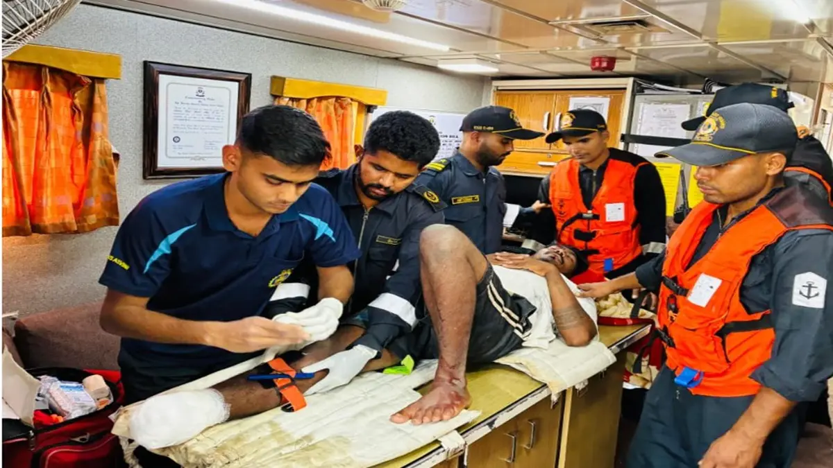 accident-in-the-sea-of-jafrabadsailors-leg-amputated-on-the-boatcoast-guard-undertakes-rescue-operation-643199