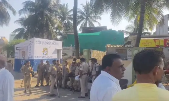 Mega Demolition: પ્રભાસપાટણમાં મેગા ડિમોલિશન અભિયાન સમયે તણાવની સ્થિતિ, ટોળાએ પથ્થરમારો કરતા પોલીસે જવાબી કાર્યવાહી કરી