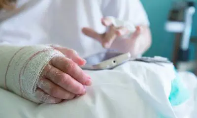 લો..બોલો..! ઑપરેશન બાદ કર્મચારીને પથારીમાં સૂતા-સૂતા કામ કરવાનો આદેશ, પોસ્ટ વાયરલ થતાં લોકોએ નિર્દયી મેનેજરનો ઉધડો લીધો