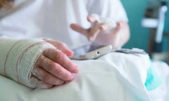 લો..બોલો..! ઑપરેશન બાદ કર્મચારીને પથારીમાં સૂતા-સૂતા કામ કરવાનો આદેશ, પોસ્ટ વાયરલ થતાં લોકોએ નિર્દયી મેનેજરનો ઉધડો લીધો