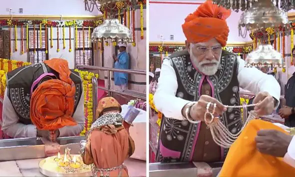 PM Narendra Modi Gujarat Visit: ડેડિયાપાડામાં PM નરેન્દ્ર મોદીનો રોડ શો શરૂ, આદિવાસીઓના કુળદેવી દેવમોગરા માતાના મંદિરે પ્રાર્થના કરી દર્શન કર્યા