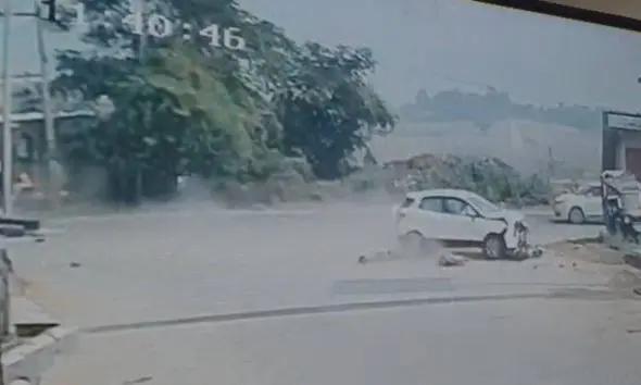 Dahod: ગરબાડા નજીક રોંગ સાઈડમાં આવતી કારે ડબલ સવારી બાઈકને ઉલાળ્યું, જીવ અદ્ધર કરી દેતો અકસ્માત CCTVમાં કેદ