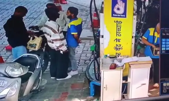 Vadodara: કારેલીબાગમાં અસામાજિક તત્વોનો આતંક, બોટલમાં પેટ્રોલ આપવાનો ઈનકાર કરનારા કર્મચારી પર હિચકારો હુમલો