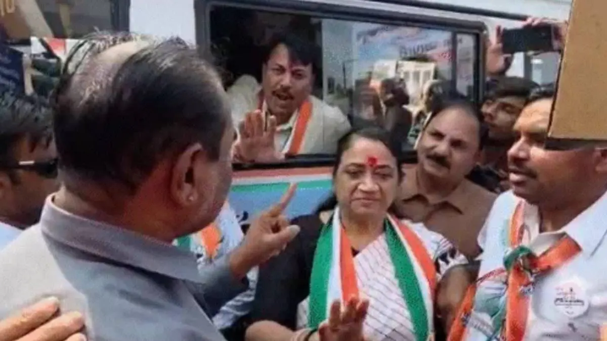 sabarkantha-news-police-parivar-women-protest-with-banner-against-jignesh-mevani-stop-congress-jan-aakrosh-rally-644412