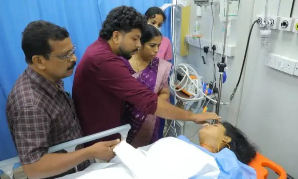 'એક વિવાહ ઐસા ભી..!' લગ્નના દિવસે જ કન્યાની કારનો અકસ્માત, વરરાજાએ હૉસ્પિટલના ઈમરજન્સી વોર્ડમાં જઈ લગ્નવિધિ પતાવી; જુઓ VIRAL VIDEO