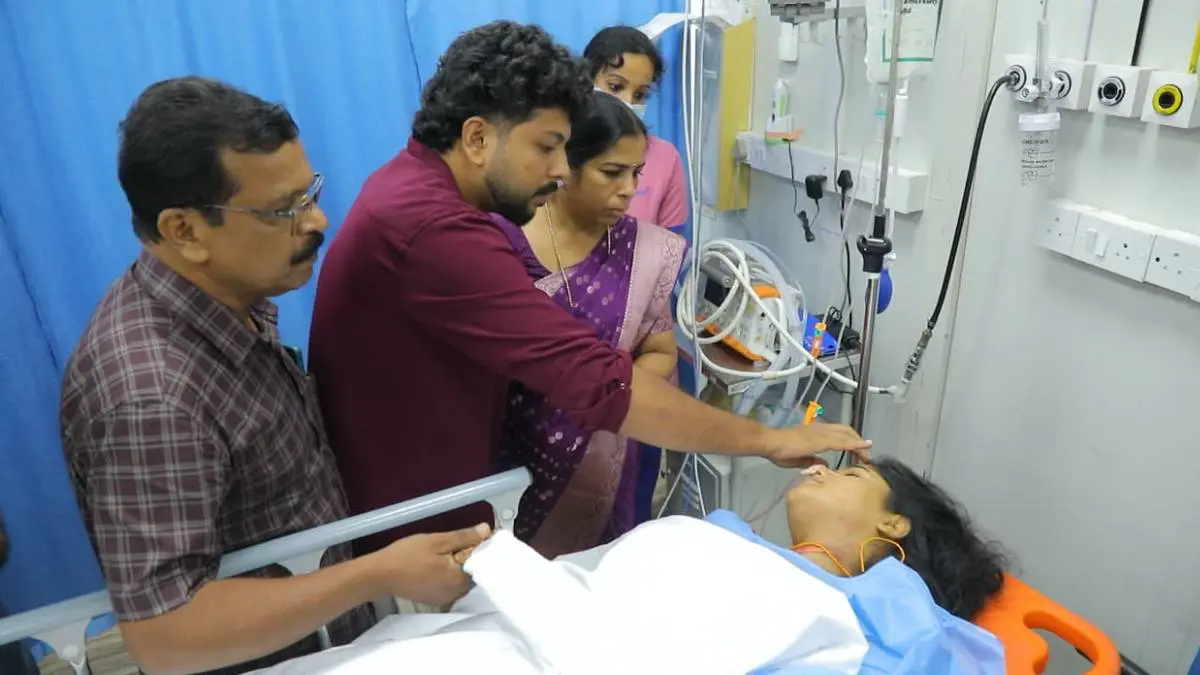 vivah-movie-real-life-video-viral-couple-marries-in-vps-lakeshore-hospital-hospital-643870