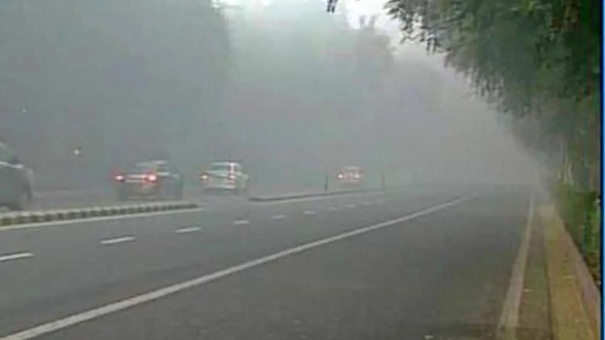 dense-fog-on-vadodara-ahmedabad-express-highway-puts-motorists-in-trouble-632671