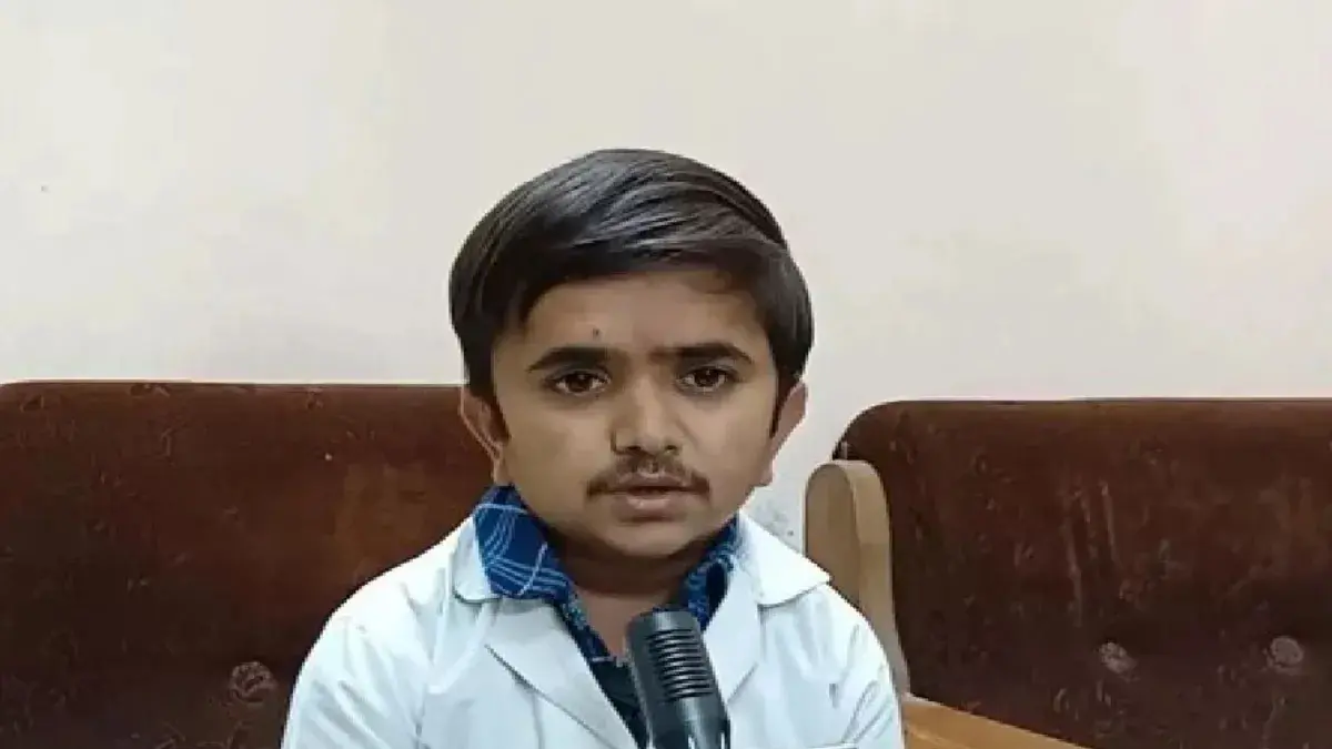 bhavnagars-3-foot-doctor-ganesh-baraiya-begins-career-as-medical-officer-646073