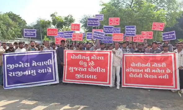 જીગ્નેશ મેવાણીના નિવેદન સામે પોલીસકર્મી આકરાપાણીએઃ થરાદ, પાટણ અને કચ્છમાં પોલીસ પરિવારે રસ્તા પર ઉતરી વિરોધ નોંધાવ્યો