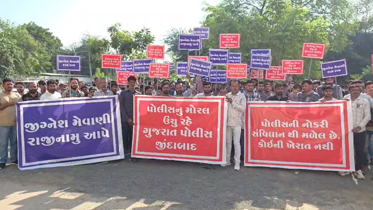 જીગ્નેશ મેવાણીના નિવેદન સામે પોલીસકર્મી આકરાપાણીએઃ થરાદ, પાટણ અને કચ્છમાં  પોલીસ પરિવારે રસ્તા પર ઉતરી વિરોધ નોંધાવ્યો