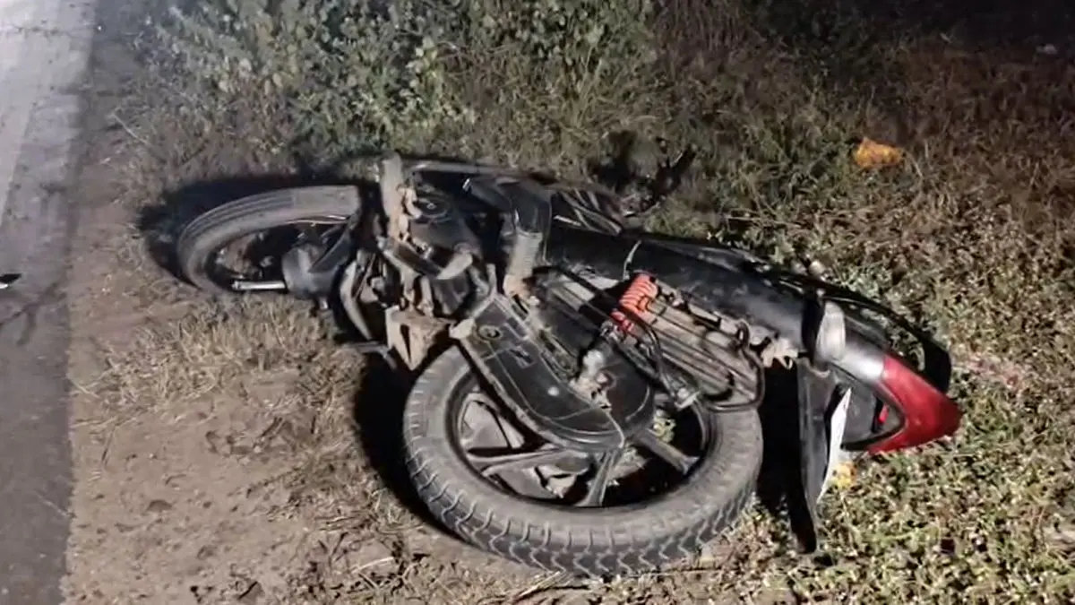 Bodeli Accident: બોડેલી નજીક હીટ એન્ડ રનઃ અજાણ્યા વાહને અડફેટે લેતા બાઇક 600 મીટ ફંગોળાઈ, લગ્નપ્રસંગે જતા 3 લોકોના મોત