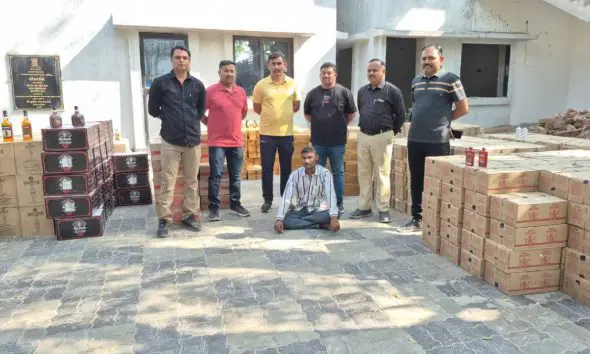 Navsari: લસણની આડમાં દમણથી જૂનાગઢ લઈ જવાતો રૂ. 1 કરોડથી વધુ કિંમતનો વિદેશી દારૂનો જથ્થો ઝડપાયો