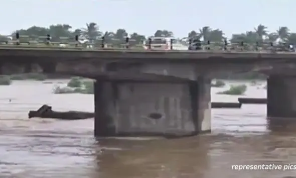 Navsari News: પૂર્ણા નદી પરનો 47 વર્ષ જૂનો બ્રિજ ભારે વાહનો માટે બંધ, નવસારીથી સુરત જવા માટેના વૈકલ્પિક રૂટની જાણો વિગતો