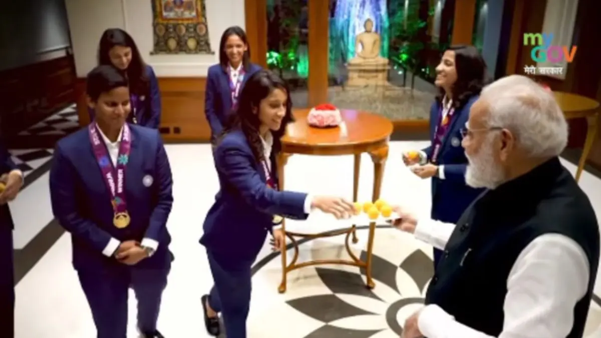 video-while-giving-laddus-pm-modi-asked-this-question-to-team-india-players-then-said-there-is-still-a-lot-of-confusion-633588