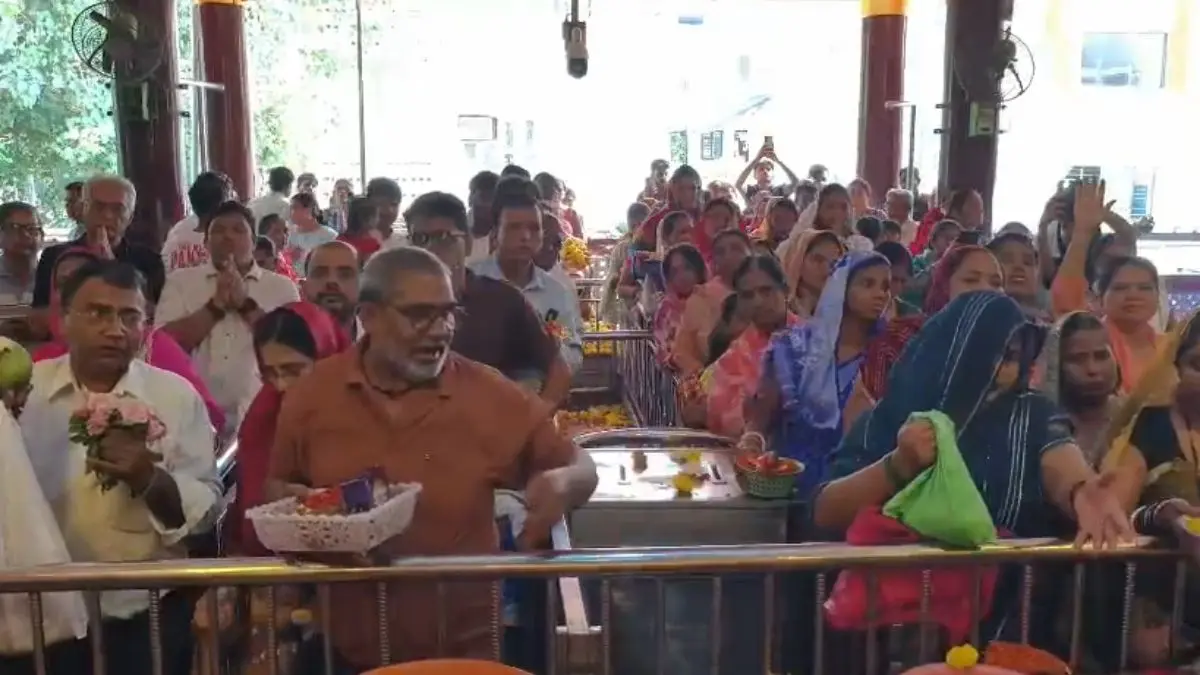 dev-diwali-celebration-thousands-flock-to-surats-famous-ambika-niketan-temple-632782