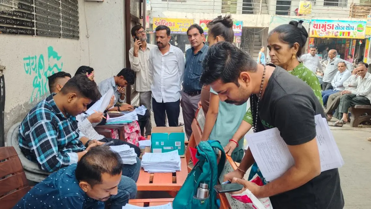 SIR Works: મતદાર યાદી સુધારણા ઝુંબેશનો અંતિમ તબક્કો, આખરી વૉટર લિસ્ટમાં નામ ઉમેરવા અત્યાર સુધીમાં કુલ 6.88 લાખ ફોર્મ મળ્યા