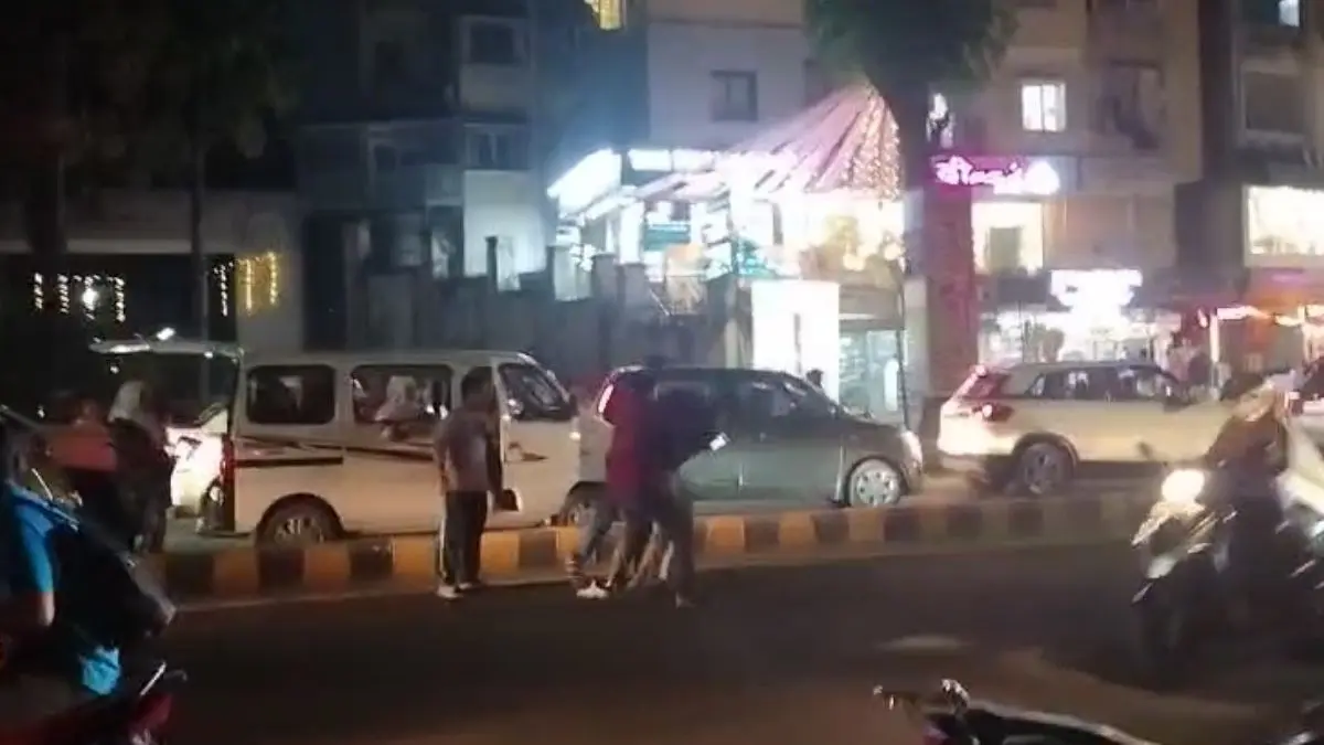 vadodara-high-voltage-drama-brawl-between-two-men-causes-traffic-jam-in-akota-area-632771