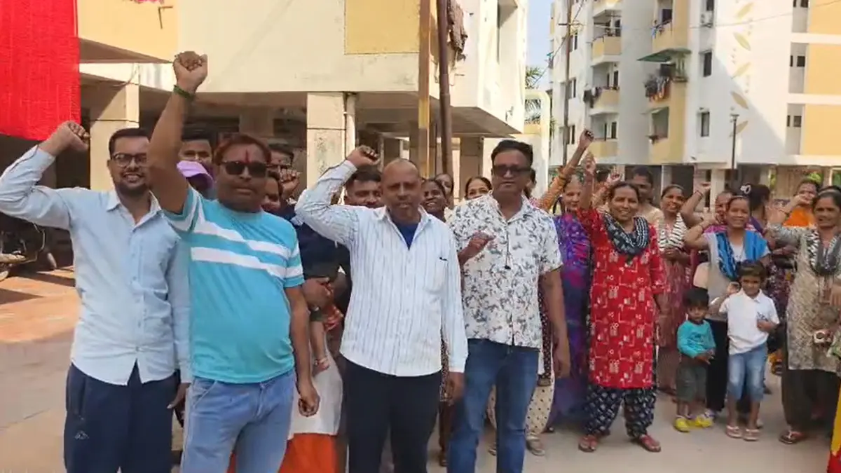 વડોદરામાં સ્માર્ટ મીટર વિવાદનું ભૂત ફરી ધૂણ્યું: દંતેશ્વરમાં GEB કર્મચારીઓ ધમકી આપતા હોવાનો રહેવાસીઓનો આક્ષેપ