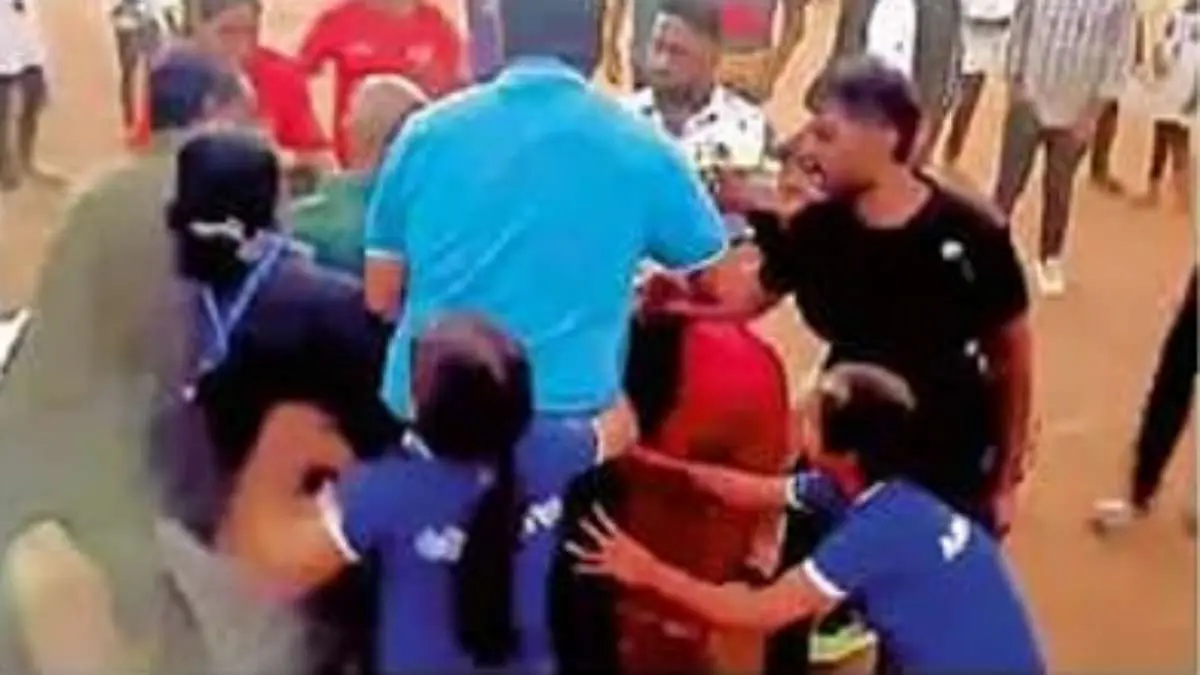 વડોદરામાં મહિલા ક્રિકેટ મેચમાં દંગલ જોવા મળ્યું, બને ટીમની ખેલાડીઓ વચ્ચે છૂટાહાથની મારામારી થઇ