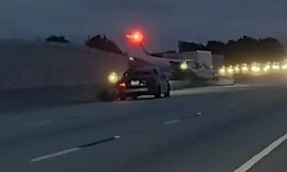 હાઈવે પર ઈમરજન્સી લેન્ડિંગ વખતે પ્લેન ધડાકાભેર નીચેથી પસાર થતી કાર સાથે ભટકાયું, અકસ્માતનો કંપારી છૂટે તેવો VIDEO VIRAL